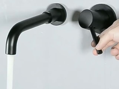 Ο σύγχρονος τοίχος ορείχαλκου τοποθέτησε τον ενιαίο αναμίκτη λεκανών λαβών χρυσό γκρι χρωμίου μεταλλινών στο μαύρο